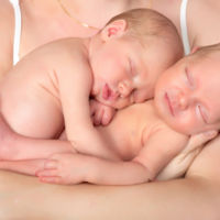 La increíble historia de unas gemelas MoMo que nacieron con los cordones umbilicales peligrosamente trenzados