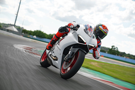 La espectacular Ducati Panigale V2 conserva sus 155 CV, pero ahora luce aún más sugerente en blanco con detalles rojos