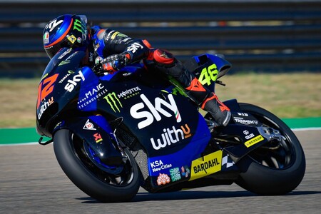 Marco Bezzecchi navega en la lluvia de Misano; naufragio para Raúl Fernández y Remy Gardner