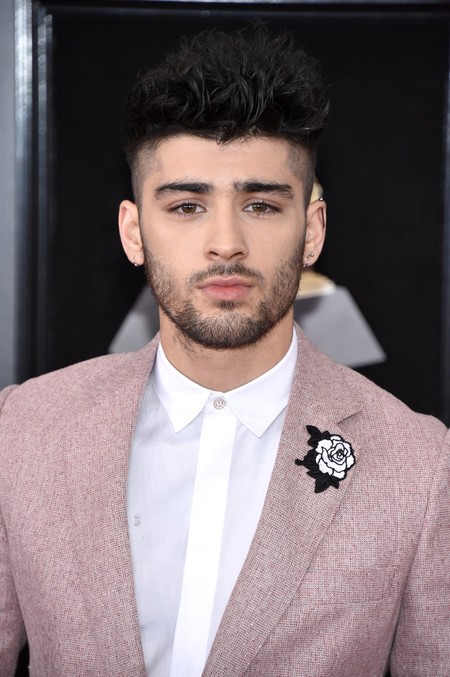 Zayn Malik se enfunda en rosa (y falla en los accesorios) para su look de los premios Grammy