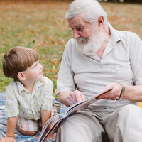 21 bonitos libros personalizables y cuentos para regalar a los abuelos y disfrutar de su lectura juntos 