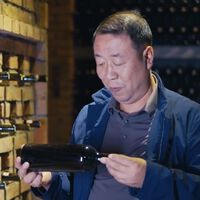 Uno de los mayores críticos de vino es francés y ha ido de gira por China. No tiene buenas noticias para el vino francés 