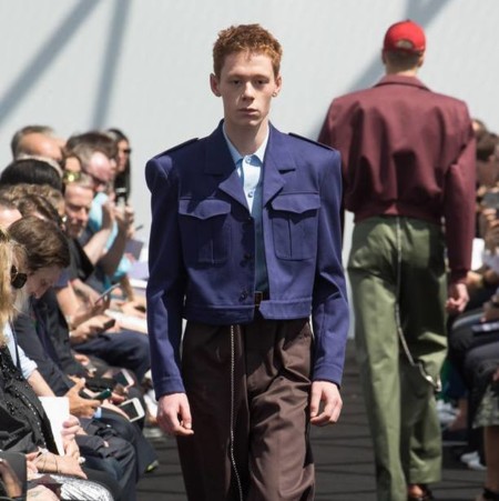 Los looks arquitectónicos de Balenciaga conquistan el primer día de la semana de la moda de París
