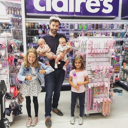 Las curiosas fotos de un padre de cuatro niñas que muestran la realidad de su día a día