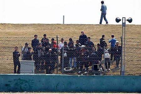 Una de las ruedas del Toro Rosso de Buemi llego a zona del público en Shanghái