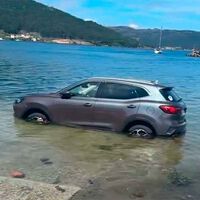 Aparca el coche en un puerto de Galicia ignorando las señales y se queja cuando la marea se lo traga. "Los murcianos no conocemos estas cosas"