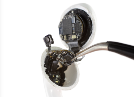 Es increíble lo que cabe dentro de unos auriculares: iFixit desmonta los AirPods