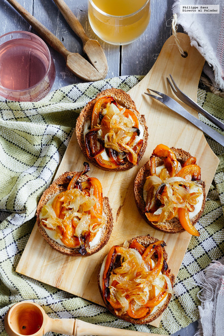 Tostas de pimiento, cebolla caramelizada y mozzarella. Receta de botana