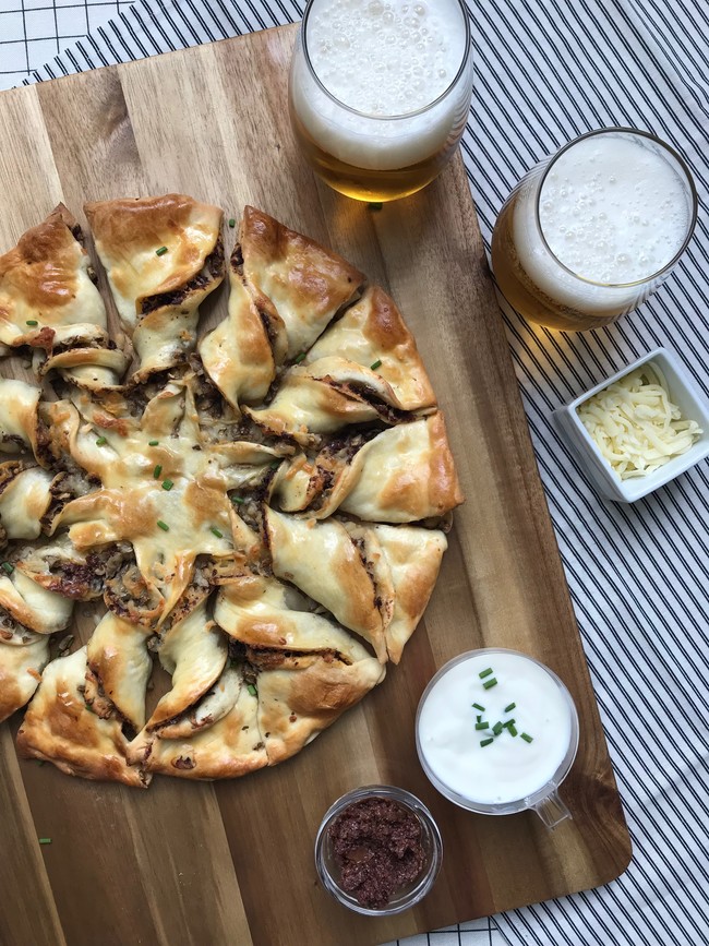 Estrella de pizza rellena de tapenade, champiñón y queso
