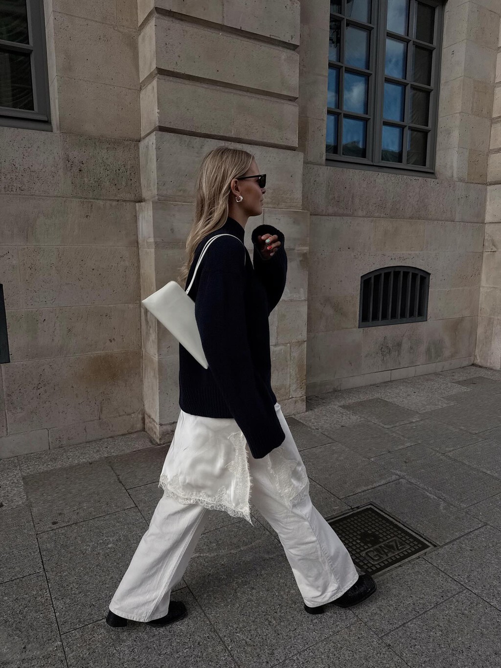 Pantalones con falda: la tendencia layering del otoño-invierno. Así se lleva con pantalones anchos, vaqueros o de traje 