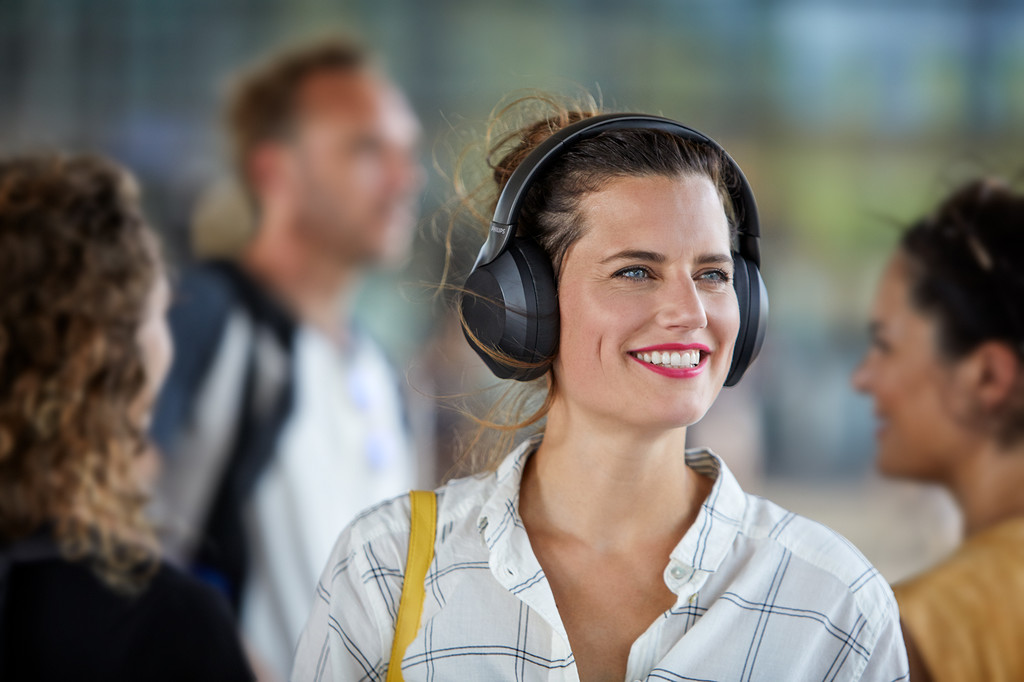 Philips amplía su catálogo de auriculares inalámbricos con el PH805, un modelo que llega con cancelación activa del ruido