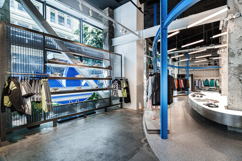 Zapatillas por menos de 30 euros, chaquetas por menos de 35 euros y más: Adidas comienza sus rebajas en plena Navidad    