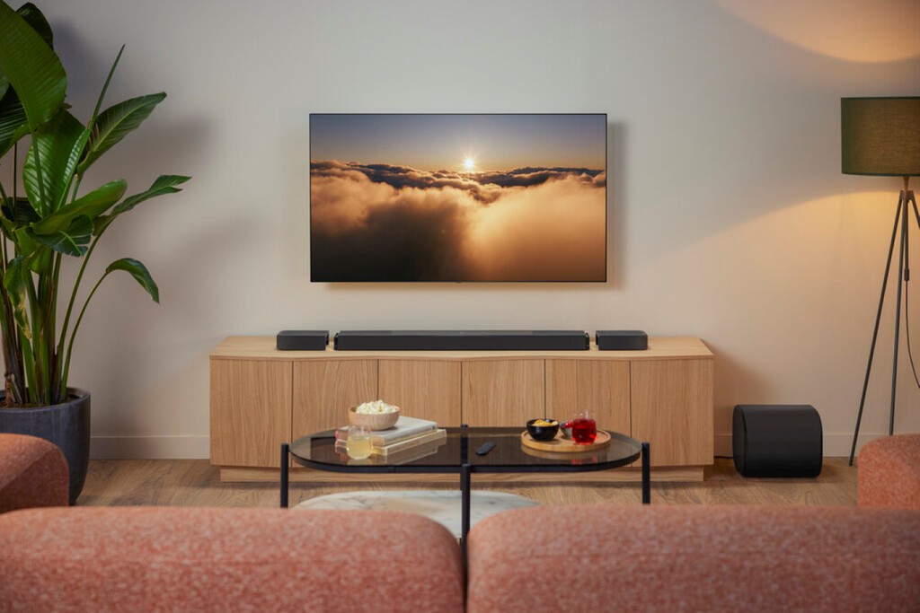 Las nuevas barras de sonido de JBL quieren conquistar nuestros salones gracias a sus grandes subwoofers y altavoces para Dolby Atmos 