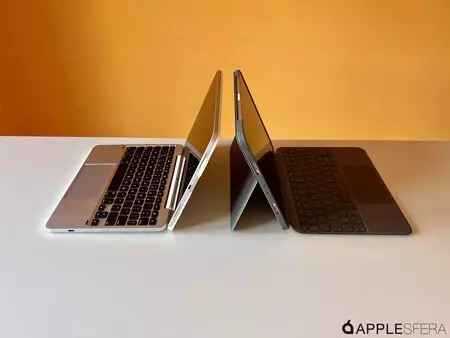 左側がBrydgeのMAX+、右側がLogicoolのCombo Touch