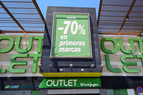 Sandalias y botines a 17 euros, zapatillas a 11 euros y más: El Corte Inglés cierra sus outlets y liquida todo su stock  