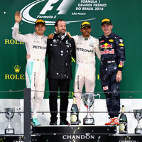 Lewis Hamilton gana en el caos de Interlagos