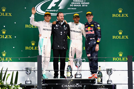 Lewis Hamilton gana en el caos de Interlagos