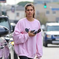 Hemos encontrado la sudadera rosa que Sara Sampaio no se quita: es de Decathlon y cuesta menos de 12 euros 