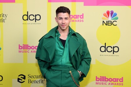 Nick Jonas se enfunda en verde esperanza para la alfombra roja de los Billboard Awards