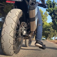 Alguien ha pensado en los que no llegan bien al suelo en moto, y el resultado es esta especie de zueco por 75 euros