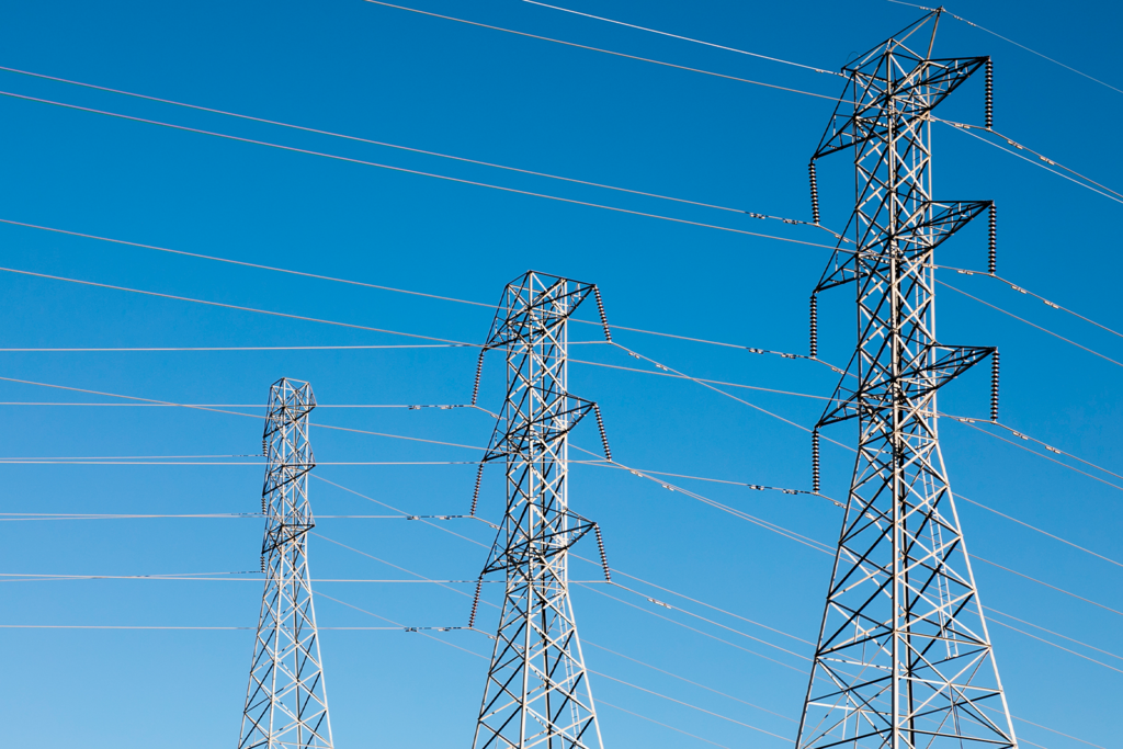 Hay más de 900 comercializadoras intentando venderte la luz de casa. Y ahora España ha iniciado la gran purga