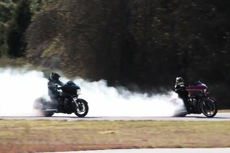 Lo del drifting se nos va de las manos: ¡en pareja y con dos Victory!