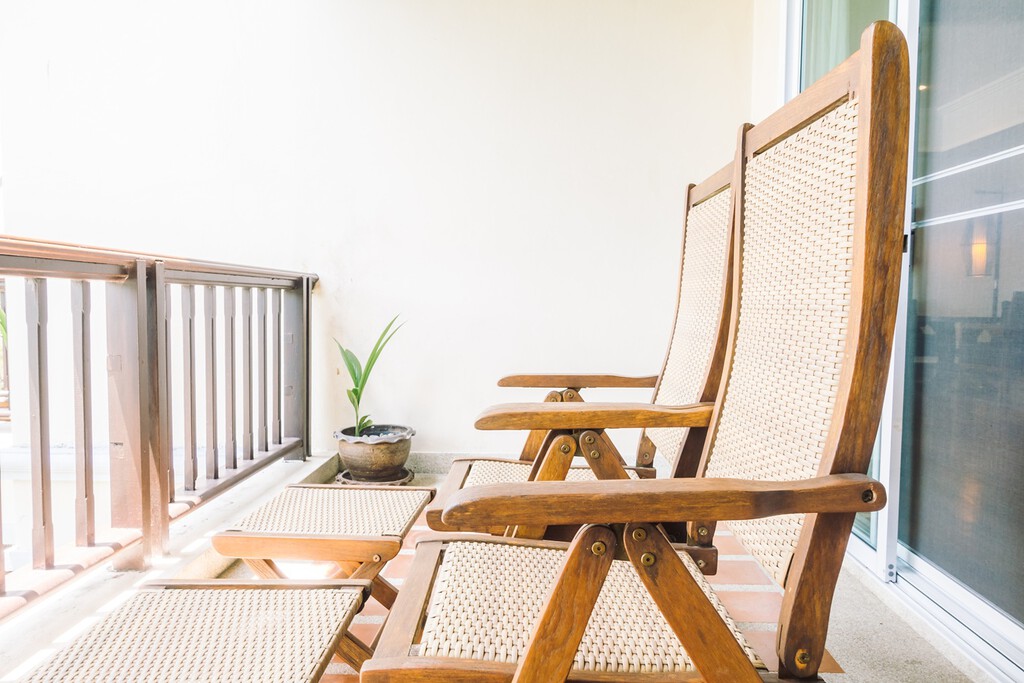 JYSK rebaja la sombrilla ideal para terrazas y balcones pequeños: tiene un descuento del 50% y se instala tanto en el suelo como en la barandilla