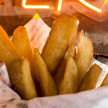 ¡Come todas las papas fritas que quieras! Este restaurante en la Roma es el paraíso para cumplirlo