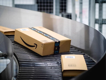 Amazon cierra 3,000 tiendas y veta a 600 marcas chinas por sus reseñas falsas: adiós a Aukey, Mpow, Choetech y otros en México