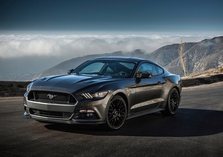 En Ford mandan los caballos al establo. Se detiene la producción del Mustang por una semana
