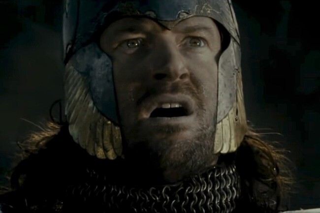Si has visto El Señor de los Anillos en español es imposible que te hayas dado cuenta, pero un actor hizo dos papeles en la primera peli