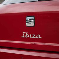 Es barato, es español y gasta poco. El SEAT Ibiza más accesible ya está a la venta por 15.000 euros
