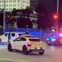 Táxi robô ignora ação policial e passa como se nada estivesse acontecendo. Saiba o que aconteceu com os passageiros 