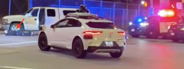 Táxi robô ignora ação policial e passa como se nada estivesse acontecendo. Saiba o que aconteceu com os passageiros 