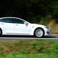 El futuro Tesla Model S de tres motores se pasea por Laguna Seca antes de atacar el Nürburgring
