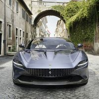 Así se mueve y suena el Ferrari Roma paseando por la ciudad eterna: 620 CV de elegancia deportiva en vídeo