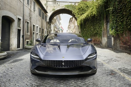 Así se mueve y suena el Ferrari Roma paseando por la ciudad eterna: 620 CV de elegancia deportiva en vídeo