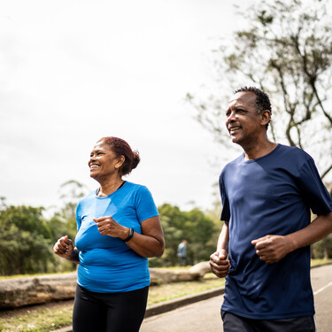 Caminhar é ótimo após os 60 anos, mas esse exercício trabalha o corpo inteiro: ele protege o coração, fortalece músculos, melhora o humor e ainda preserva a função cognitiva