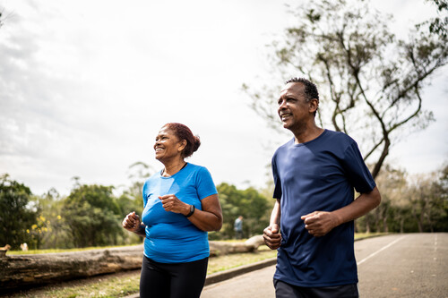 Idosos caminhando ao ar livre. Créditos: FG Trade/GettyImages