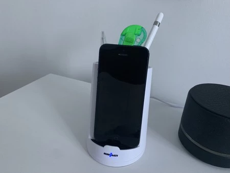 ワイヤレス充電器オフィスiPhone