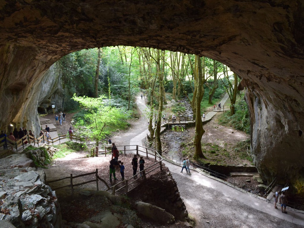 En el Valle de Baztán hay que visitar las cuevas de Zugarramurdi, pero no te puedes perder las que oculta el encantador pueblo vecino