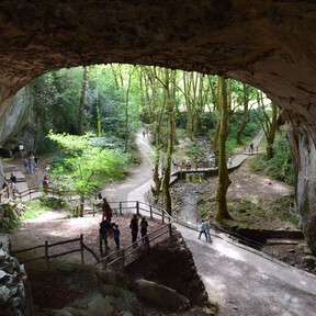En el entorno del Valle de Baztán hay que visitar las cuevas de Zugarramurdi, pero no te puedes perder las del encantador pueblo vecino