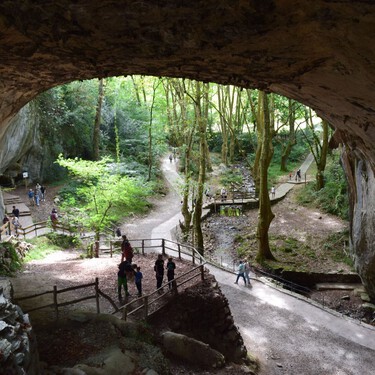 En el Valle de Baztán hay que visitar las cuevas de Zugarramurdi, pero no te puedes perder las que oculta el encantador pueblo vecino 