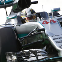 Lewis Hamilton domina la clasificación sin rival en territorio Ferrari