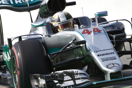 Lewis Hamilton domina la clasificación sin rival en territorio Ferrari