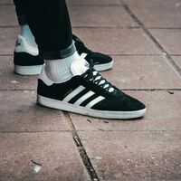 Las nuevas Adidas Gazelle son azul marino y están tan rebajadas que vamos a comprar pares para toda la familia 