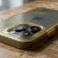 Las fundas transparentes no se vuelven amarillas por la suciedad. La culpa la tiene la misma tecnología que salva al iPhone de hacerse pedazos 