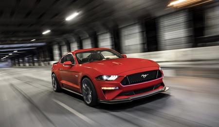 A sus 53 años, el Ford Mustang recibe una dosis extra de desempeño gracias al Performance Pack Level 2