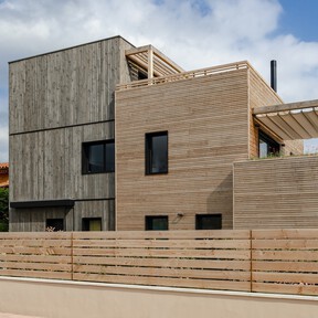 Madera y un consumo energético casi nulo: así es esta casa pasiva de Barcelona que se adapta a las condiciones  climáticas de las diferentes épocas del año 