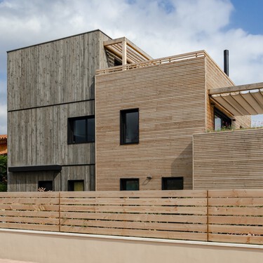 Madera y un consumo energético casi nulo: así es esta casa pasiva de Barcelona que se adapta a las condiciones  climáticas de las diferentes épocas del año 